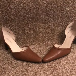 Tan cutout pumps